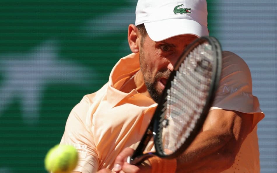 O sérvio Novak Djokovic na vitória na segunda rodada de Roland Garros