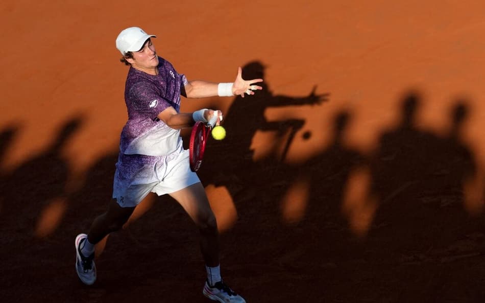 João Fonseca na vitória sobre o croata Dino Prizmic na segunda rodada em Roland Garros (Foto: by Dimitar DILKOFF / AFP)