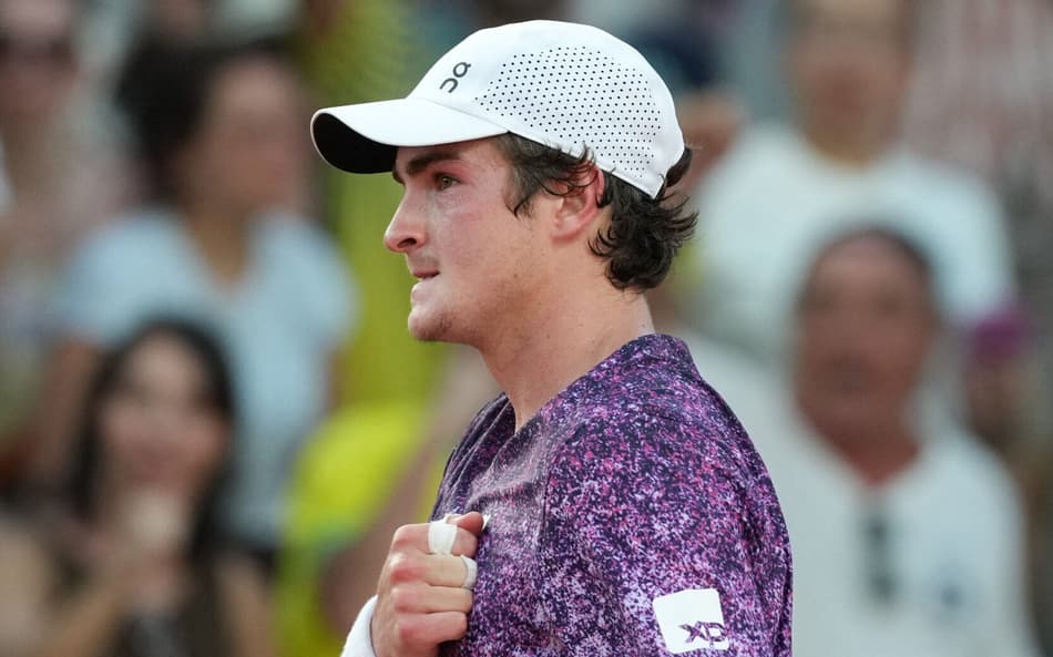 O brasileiro João Fonseca reage a um ponto contra o croata Dino Prizmic durante a partida de simples masculina no quarto dia do torneio de tênis de Roland Garros, em Paris (Foto: Dimitar Dilkoff / Afp)