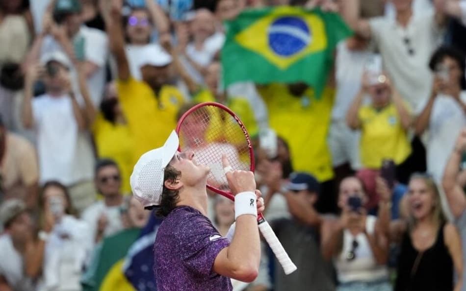 João Fonseca faz maior virada da carreira e desafia Djokovic em Roland Garros