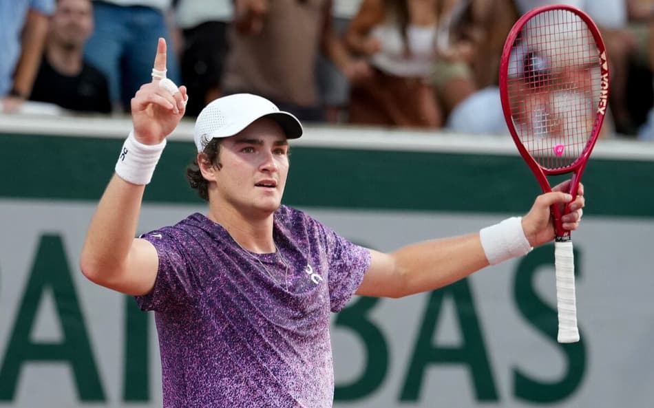 João Fonseca celebra a virada sobre o croata Dino Prizmic em Roland Garros (Foto: Dimitar DILKOFF / AFP)