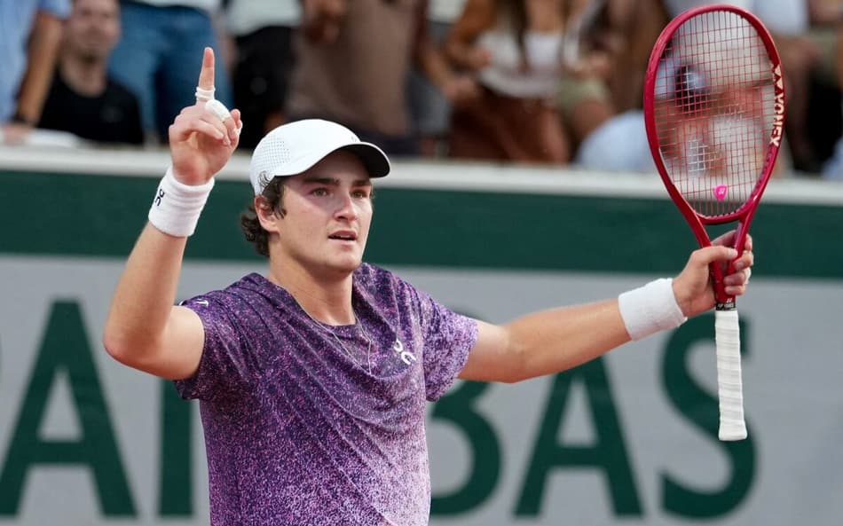 João Fonseca celebra a virada sobre o croata Dino Prizmic em Roland Garros (Foto: Dimitar DILKOFF / AFP)