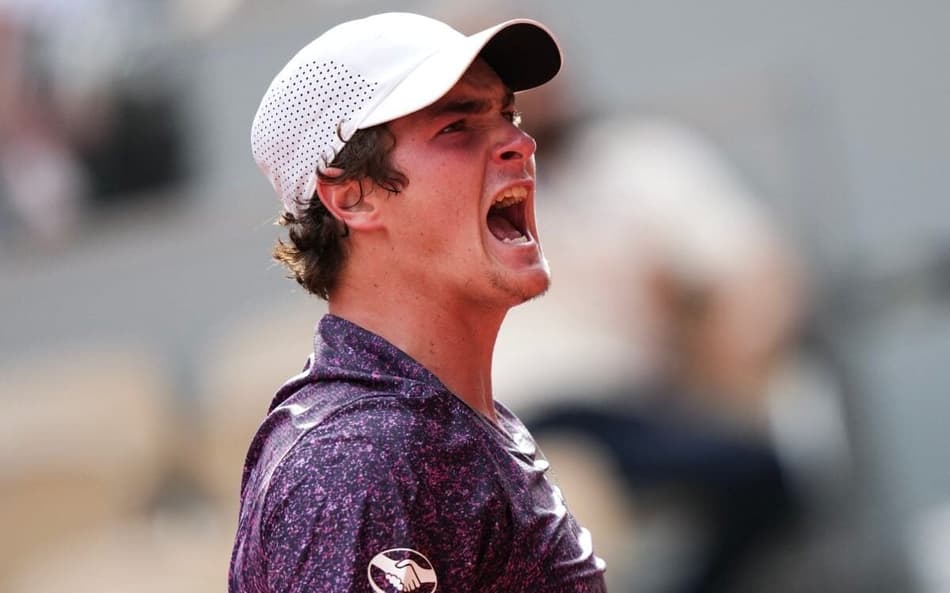 João Fonseca vibra na virada épica sobre o sérvio Novak Djokovic em Roland Garros (Foto: Dimitar DILKOFF / AFP)