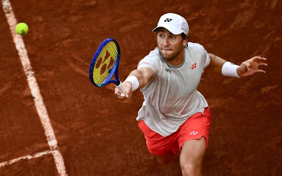 O norueguês Casper Ruud na vitória sobre o americano Tommy Paul em Roland Garros (Foto: JULIEN DE ROSA / AFP)