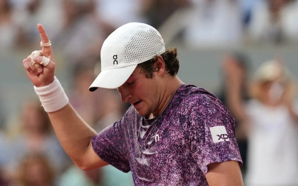 O brasileiro João Fonseca comemora ponto na virada épica sobre o sérvio Novak Djokovic (Foto: Dimitar DILKOFF / AFP)