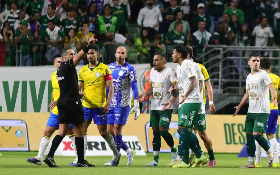 Especialista dá veredito sobre polêmicas de arbitragem em Palmeiras x Chapecoense