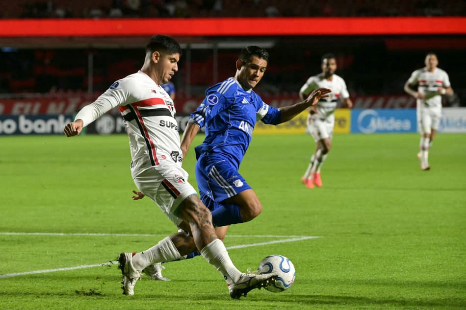 Alan Franco e David Silva em ação no duelo entre São Paulo e Millonarios pela Sul-Americana