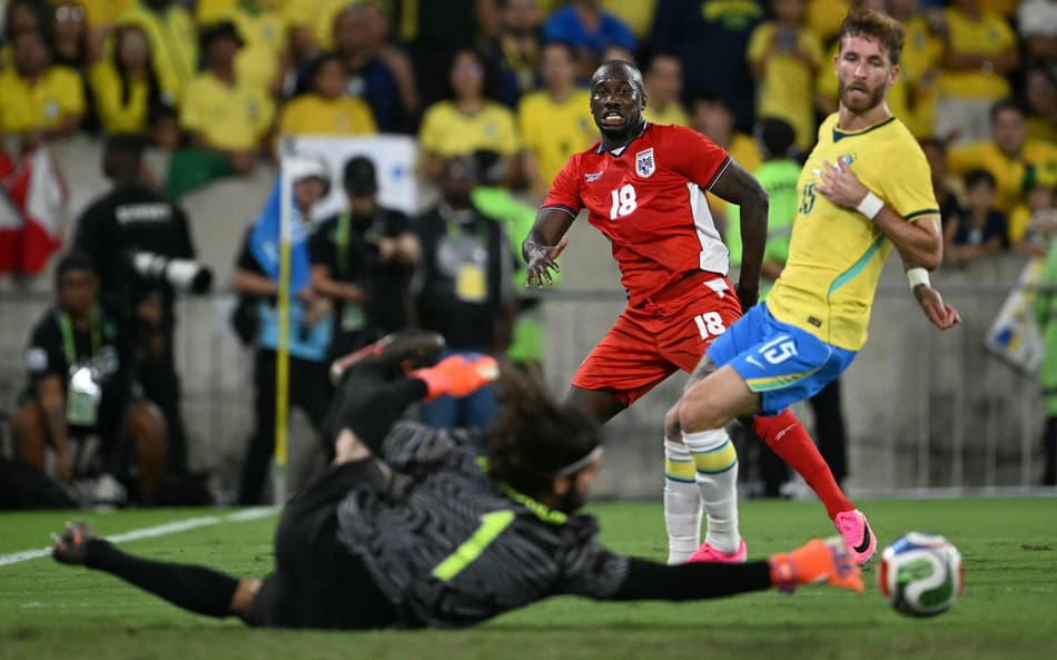 Alisson faz defesa após finalização de jogador do Panamá contra o Brasil