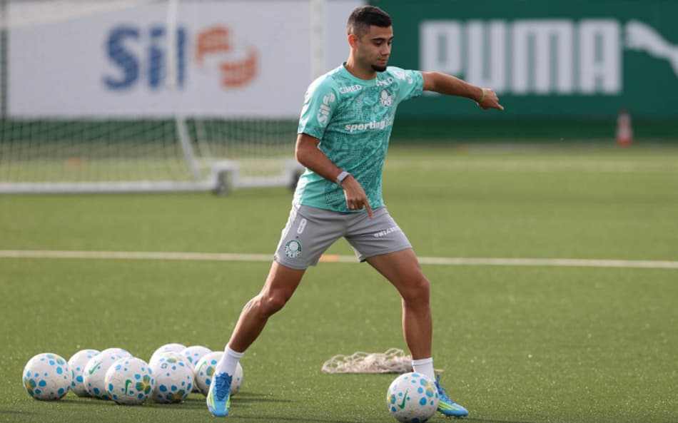 Andreas Pereira treina no Palmeiras