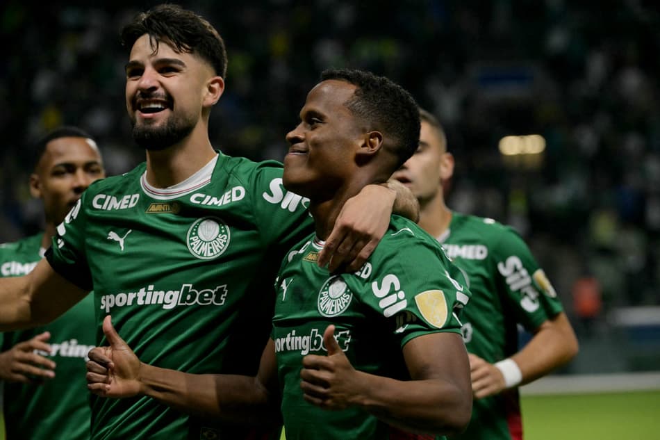 Arias comemora gol do Palmeiras ao lado de Flaco López contra o Junior Barranquilla (Foto: NELSON ALMEIDA / AFP)
