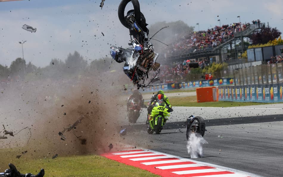 Batida em GP da Catalunha que levou Álex Márquez ao hospital (Foto: Daniel Ballarin / AFP)