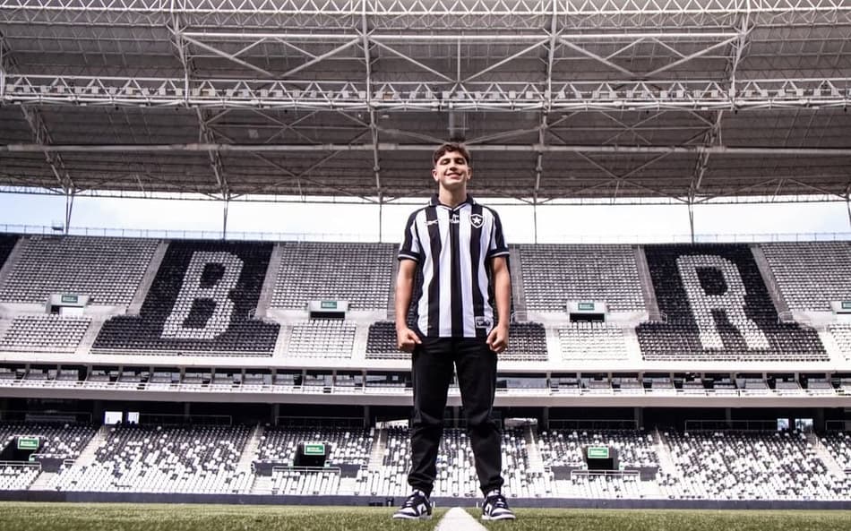 Botafogo e Bernardo Germano firmam primeiro contrato profissional
