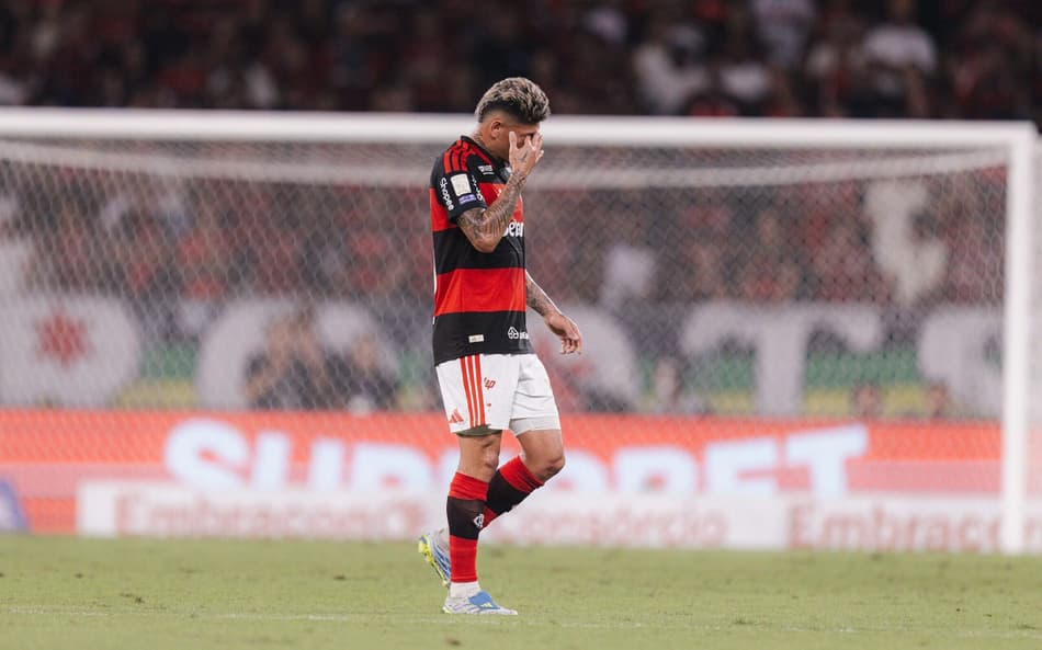 Carrascal saindo de campo no Maracanã