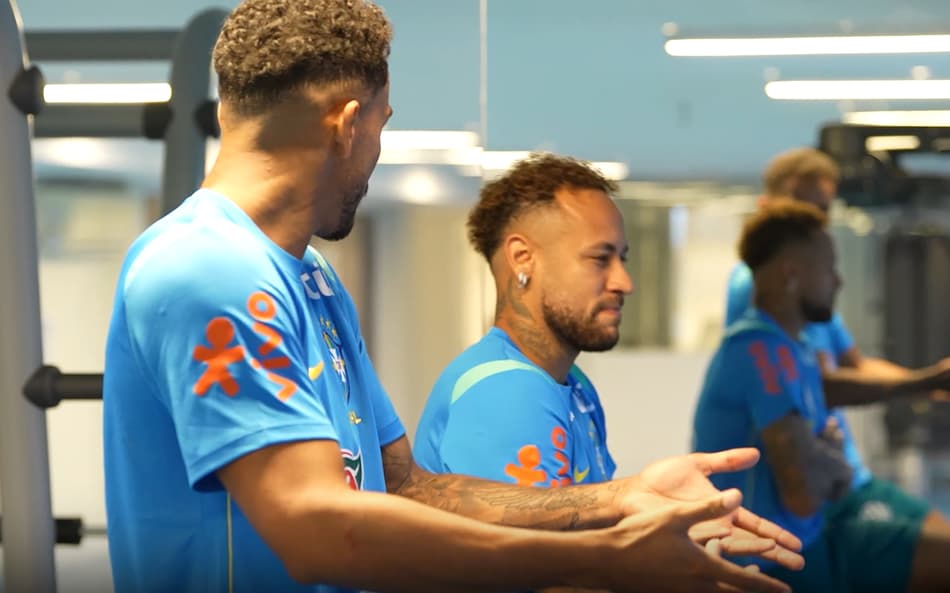 Neymar faz exercícios na academia do CT da Seleção Brasileira (Foto: Reprodução)
