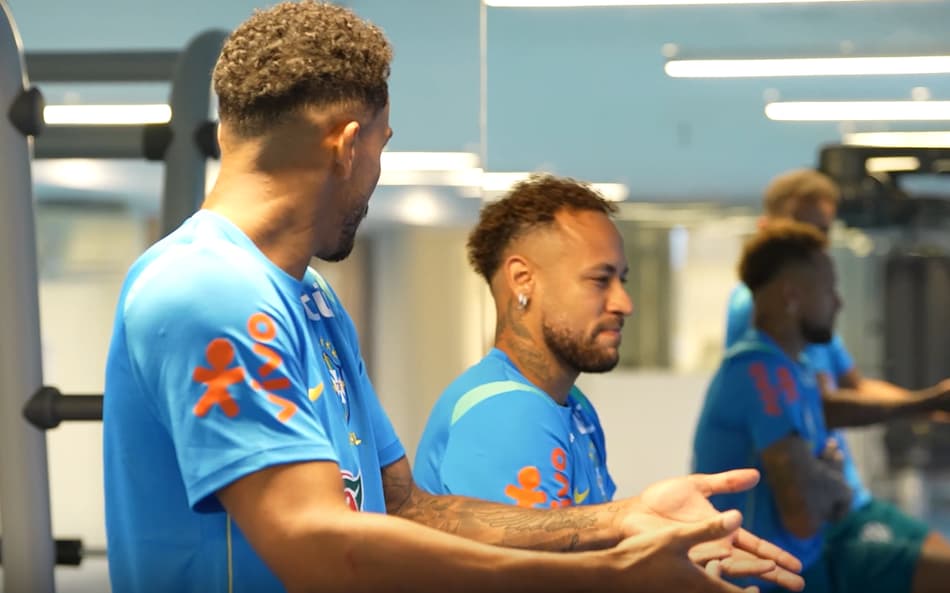 Neymar faz exercícios na academia do CT da Seleção Brasileira (Foto: Reprodução)