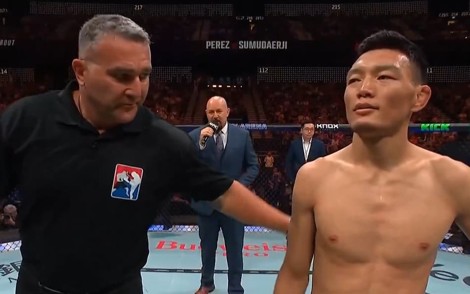 Duelo do UFC Macau é encerrado sem vencedor após lutador vomitar (Foto: Reprodução/ UFC)