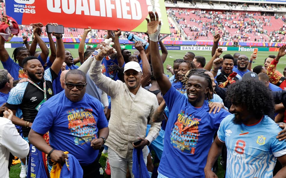 Seleção da RD Congo comemora classificação para a Copa após vencer a Jamaica.