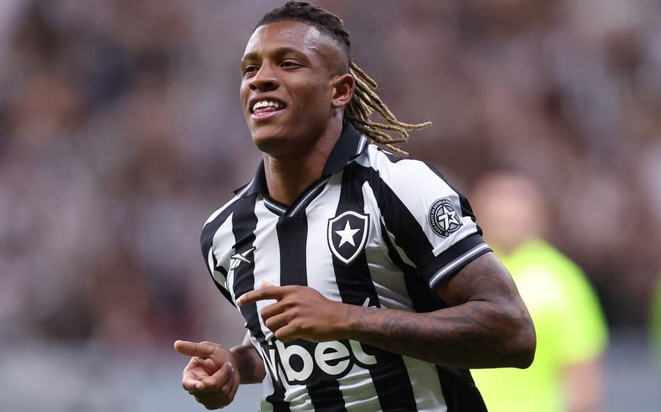 Danilo, alvo do Palmeiras, durante partida pelo Botafogo