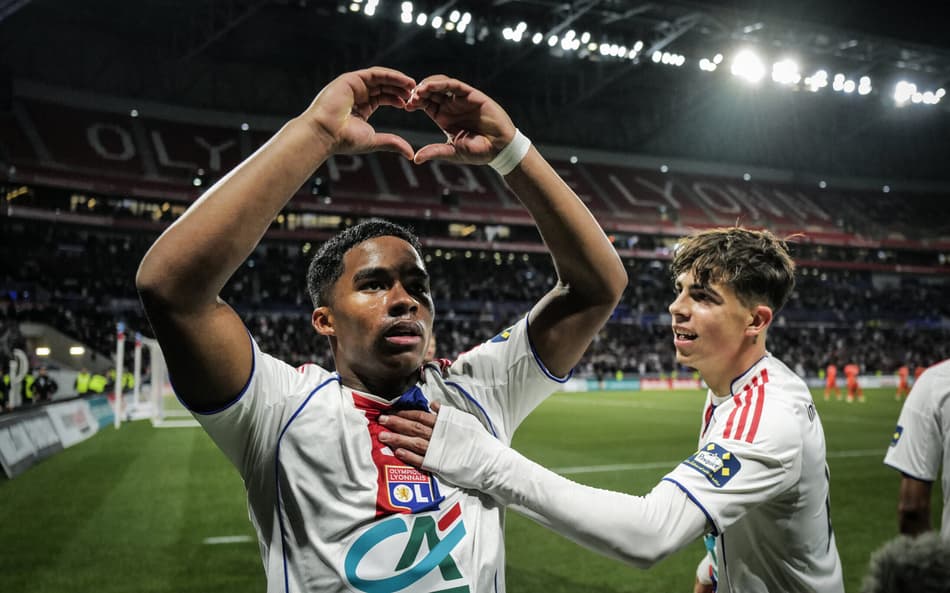 Endrick celebra gol marcado pelo Lyon sobre o Laval, na Copa da França