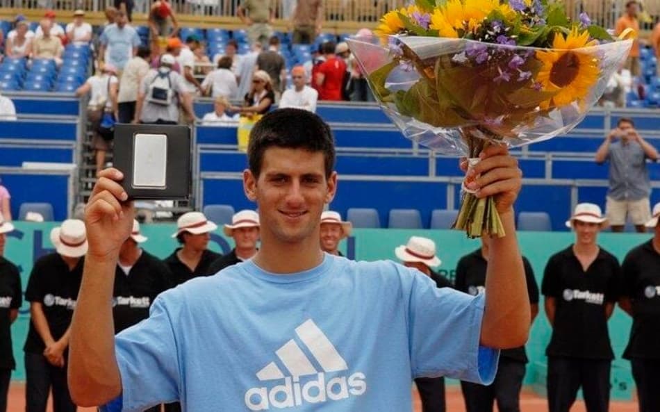 Djokovic em julho de 2006, aos 19 anos, com o primeiro dos 101 troféus, em Amersfoort (Arquivo/Twitter)