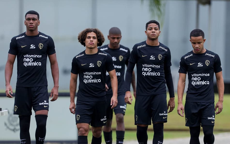 Felipe Augusto (primeiro da esquerda para direita) pode render bolada ao Corinthians (Foto: Rodrigo Coca / Agência Corinthians)