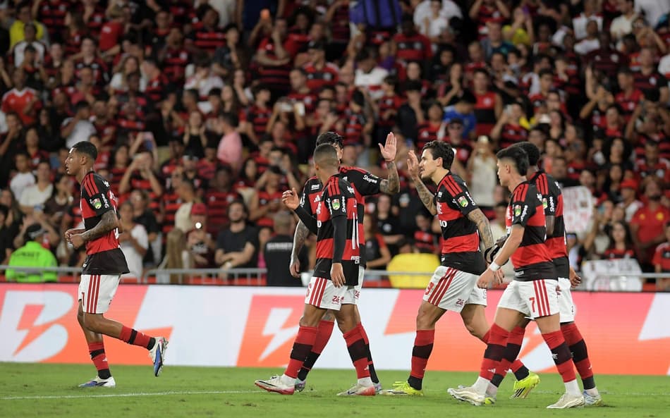 Jogadores do Flamengo comemoram gol contra o Coritiba no Maracanã