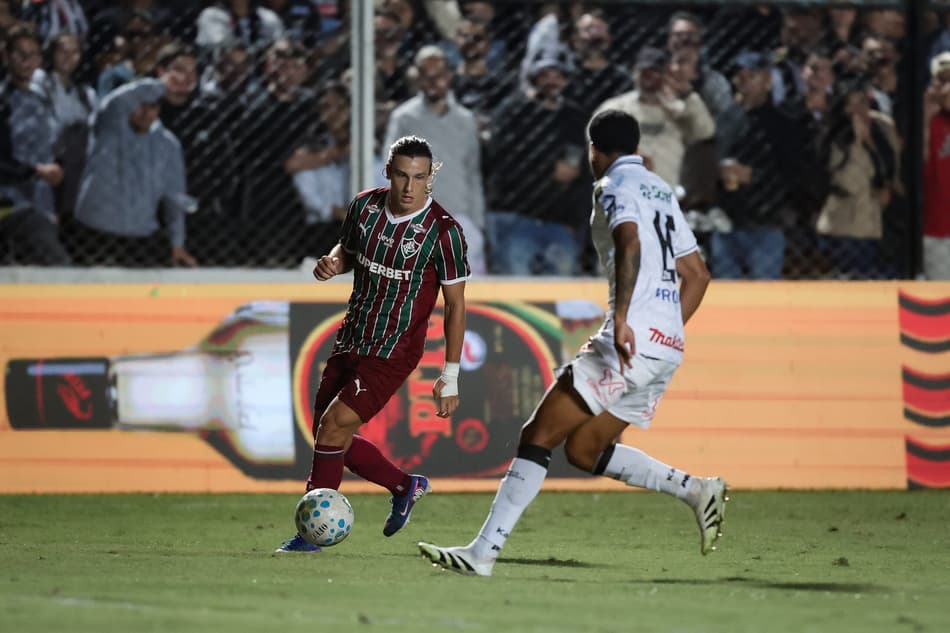 Canobbio com a posse da bola durante Operário x Fluminense pela quinta fase da Copa do Brasil