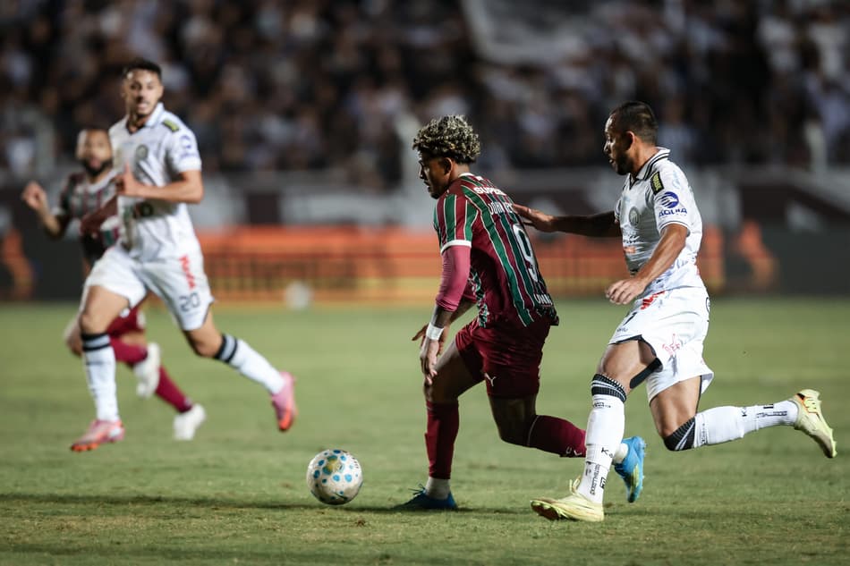 John Kennedy com a posse da bola durante Operário x Fluminense pela quinta fase da Copa do Brasil