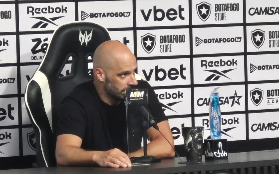 Franclim Carvalho defende esquema do Botafogo após derrota para o Remo