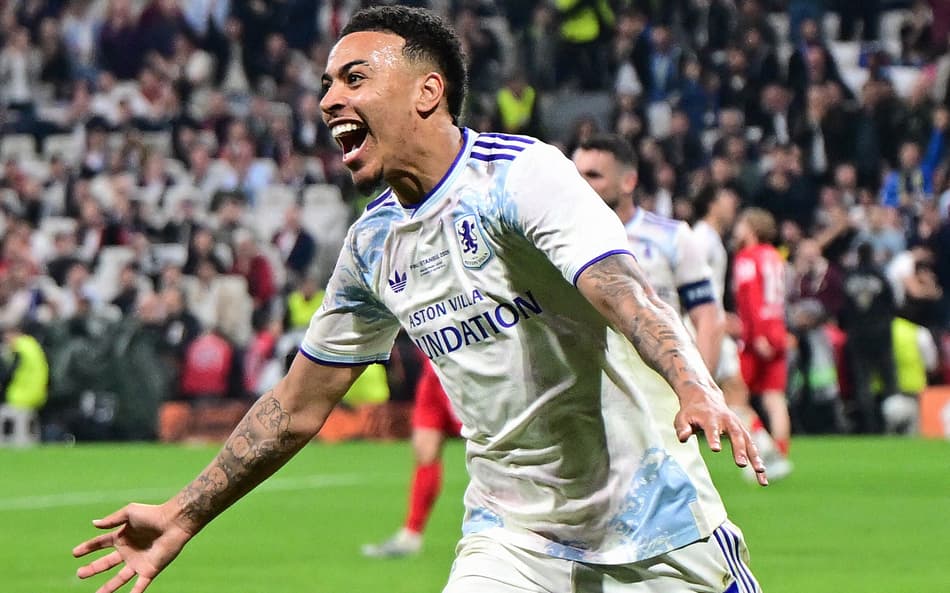 O Aston Villa venceu o Freiburg e conquistou a Europa League (Foto: YASIN AKGUL / AFP)