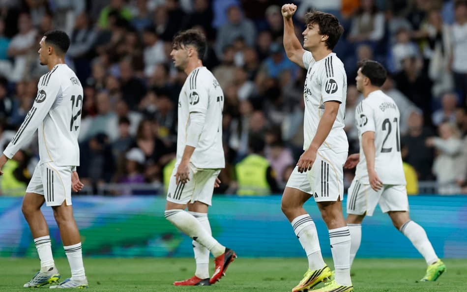 Gonzalo García comemora primeiro gol do Real Madrid sobre o Oviedo, pela La Liga