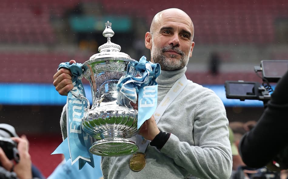 Guardiola somou 20 títulos pelo City (Foto: Adrian Dennis/AFP)