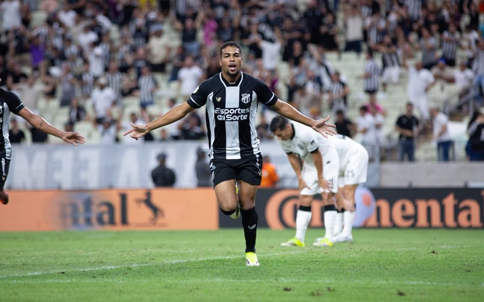 Gustavo Prado comemora gol em Ceará x Atlético (Foto: Gabriel Borges/Código 19/Folhapress)