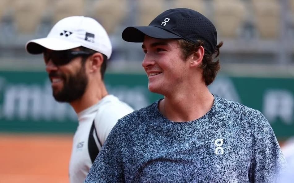 O técnico Guilherme Teixeira e João Fonseca em Roland Garros (Foto: Reprodução)