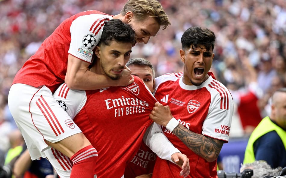 Havertz, Odegaard e Hincapie comemoram gol do Arsenal comemoram gol sobre o PSG na final da Champions League
