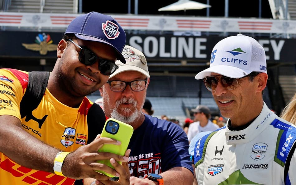 Helio Castroneves ao lado de fãs ansiosos pela Indy 500