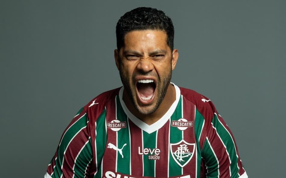 Hulk fazendo cara de mau com a camisa do Fluminense