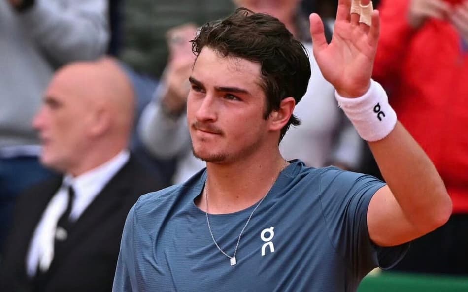 João Fonseca comemora a vitória na estreia em Monte Carlo (Reprodução)
