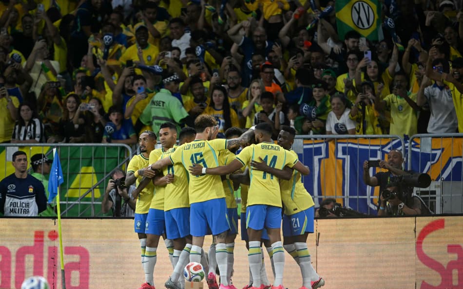 Jogadores do Brasil comemorando o gol de Vini Jr no Maracanã