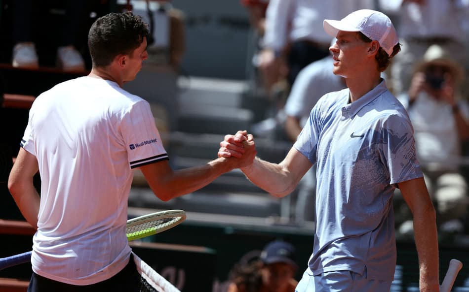 Jannik Sinner e Juan Manuel Cerúndolo se cumprimentam após partida em Roland Garros (Foto: Alain JOCARD / AFP)