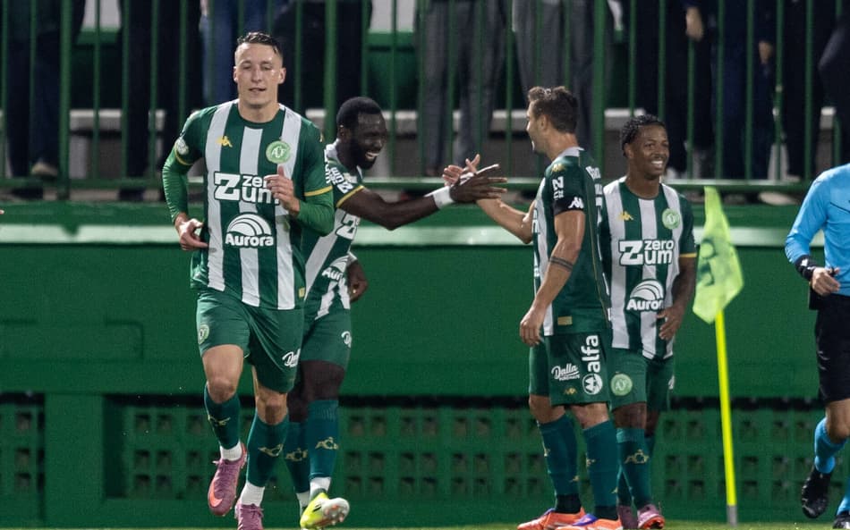 Jogadores da Chapecoense celebram gol contra o Botafogo, pela Copa do Brasil