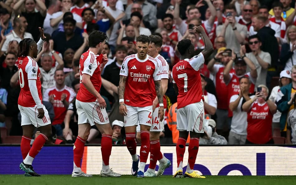 Jogadores do Arsenal comemoram gol de Saka sobre o Fulham, pela Premier League