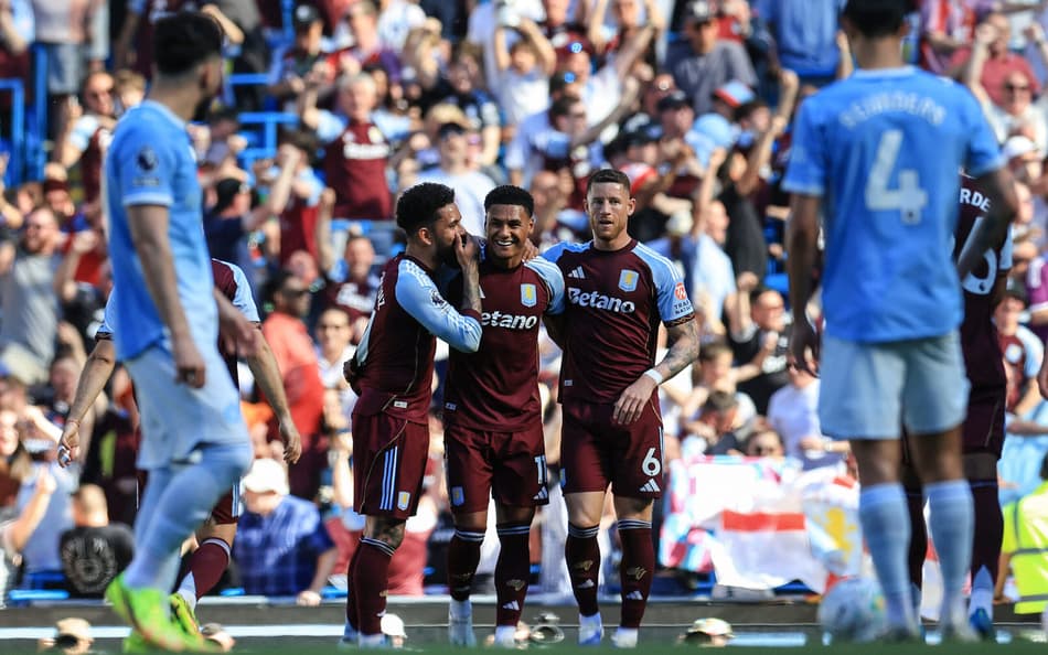 Jogadores do Aston Villa comemoram gol contra o Manchester City, em jogo pela Premier League