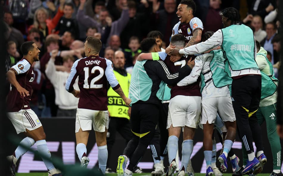 Jogadores do Aston Villa comemoram gol sobre o Nottingham Forest, pela Europa League