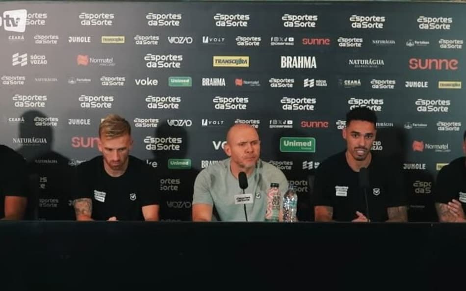 Jogadores do Ceará dão coletiva ao lado do treinador Mozart (reprodução Vozão TV)