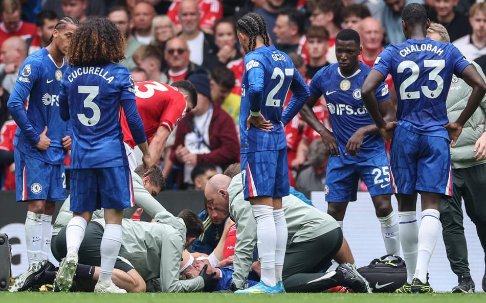 Jogadores do Chelsea e Nottingham Forest após a queda de Jesse Derry (Foto: Adrian Dennis/AFP)