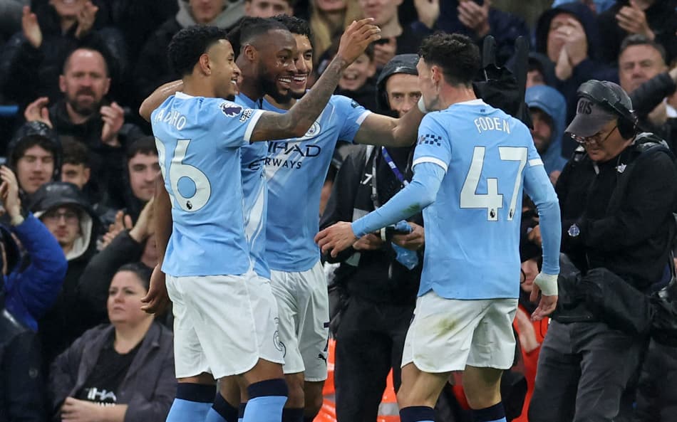Jogadores do Manchester City comemoram gol sobre o Crystal Palace, pela Premier League