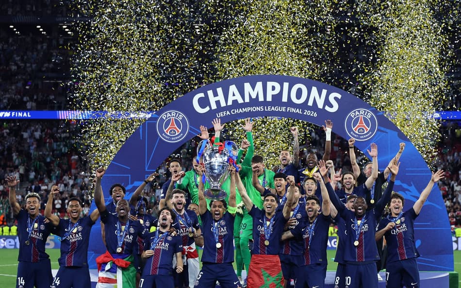 Jogadores do PSG celembram conquista da Champions League sobre o Arsenal, em Budapeste