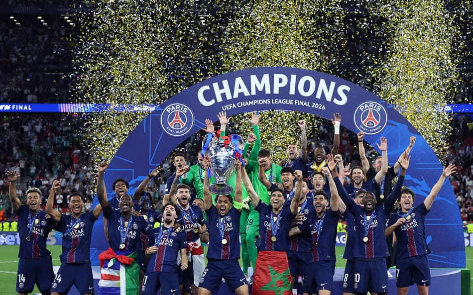 Jogadores do PSG celembram conquista da Champions League sobre o Arsenal, em Budapeste