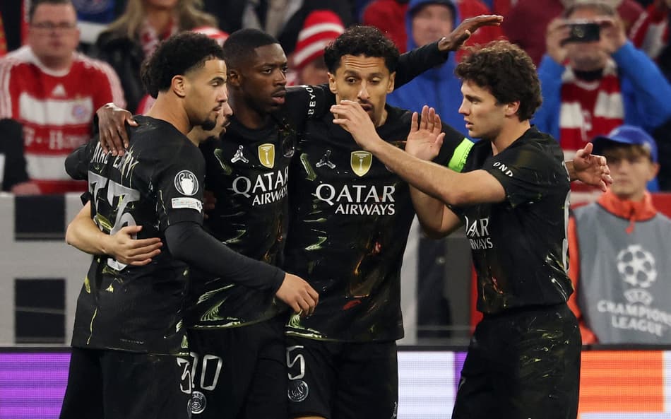 Jogadores do PSG comemoram gol de Dembélé sobre o Bayern, na semifinal da Champions League